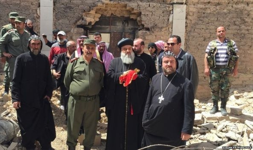 Apesar dos assassinatos, o chefe da Igreja Ortodoxa Síria, o Patriarca Inácio Aphrem II (ao centro), pretende restaurar a harmonia entre as religiões. (Foto: Patriarcado Sírio)