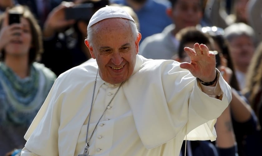 Papa Francisco acena para o povo durante sua chegada à Pração de São Pedro, no Vaticano. (Foto: Reuters)