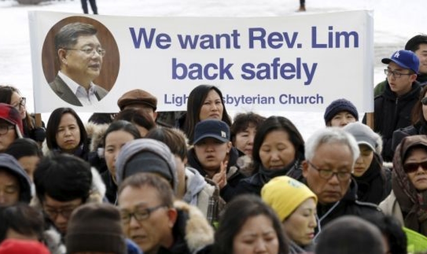 Familiares e amigos do Rev. Soo Lim protestam, clamando pela volta do líder cristão. (Foto: Reuters)