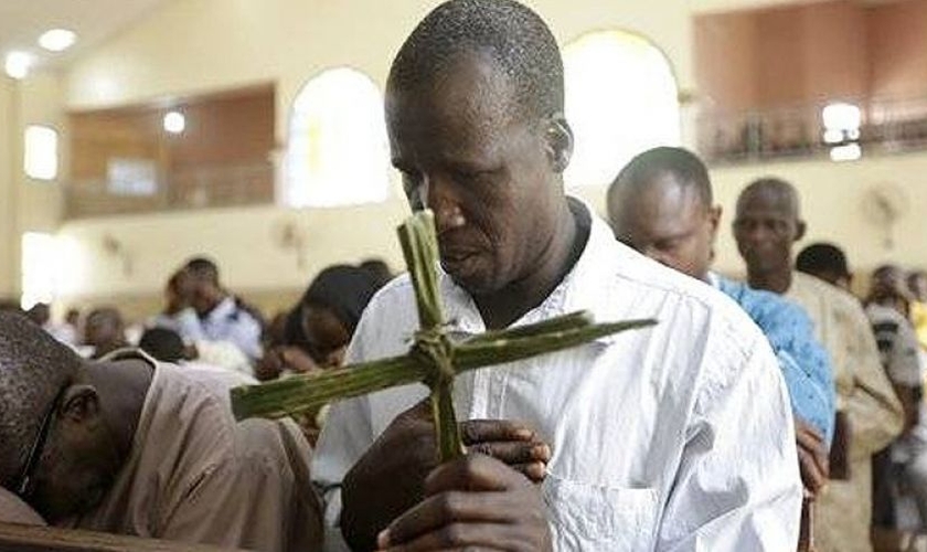 Cristão participa de culto em igreja da Nigéria.