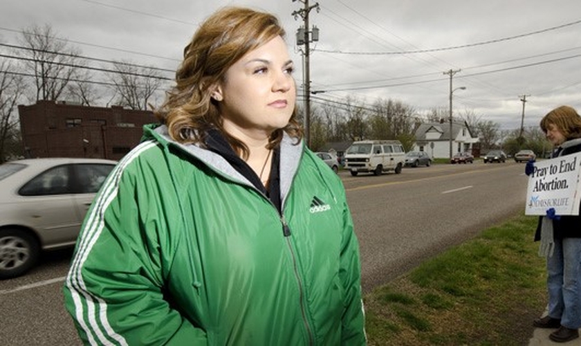 Abby Johnson deixou a diretoria regional da Planned Parenthood em 2009, após acompanhar ao vivo pelo ultrassom, um bebê lutando por sua vida, durante um processo abortivo. (Foto: Epic Pew)