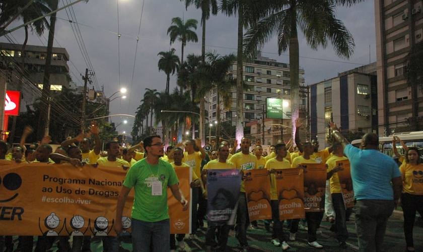 Jovens que fazem parte do projeto Cristolândia e membros da Igreja Batista percorreram mais de 1 km. (Foto: Guiame/ Marcos Paulo Corrêa)