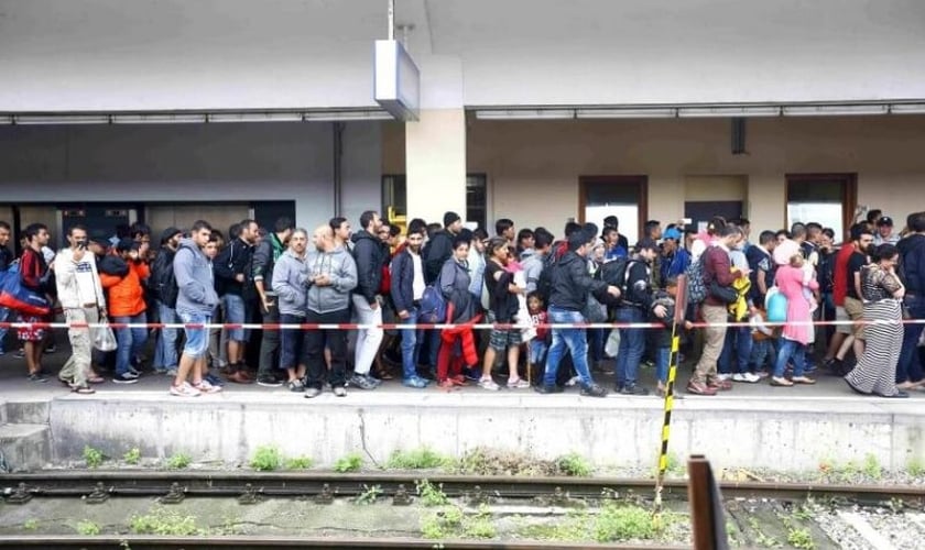 Refugiados caminham por uma plataforma, após desembarcarem de um trem em Viena / Áustria. (Foto: Reuters)