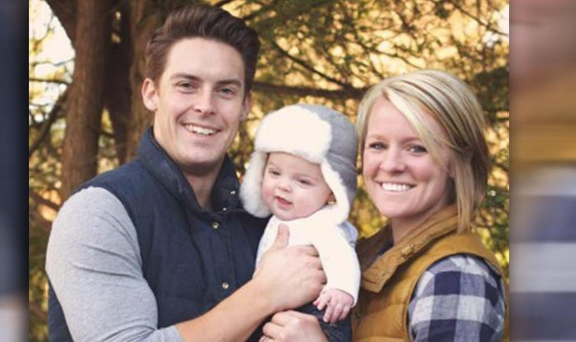 Pastor Davey Blackburn e sua esposa Amanda, com o filho. (Foto: ABC 11)