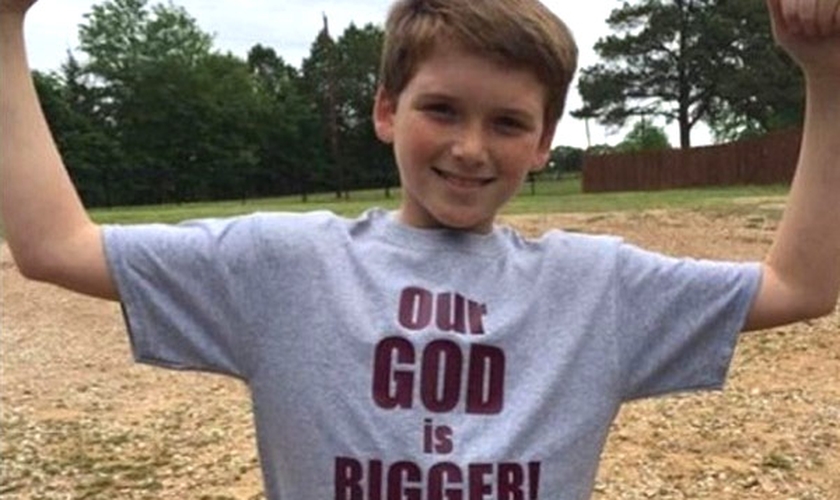 Os pais dos alunos iniciaram uma campanha de camisetas com a frase “Nosso Deus é Maior”, em protesto contra a retirada do versículo do site do colégio. (Foto: Reprodução/Larry Rosenberg)