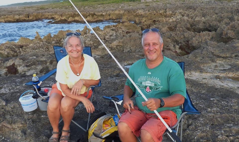 Teri Nichols (à esquerda) e seu marido, o missionário Harold Nichols (à direita), brutalmente assassinado na Jamaica. (Foto: Facebook)