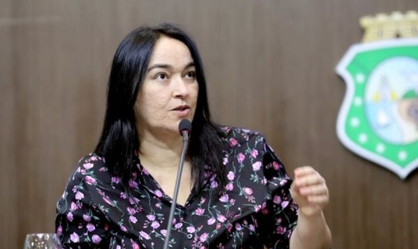 Ela, que também é pastora, apresentou diversas emendas retirando os termos da proposta. (Máximo Moura / AL-CE).