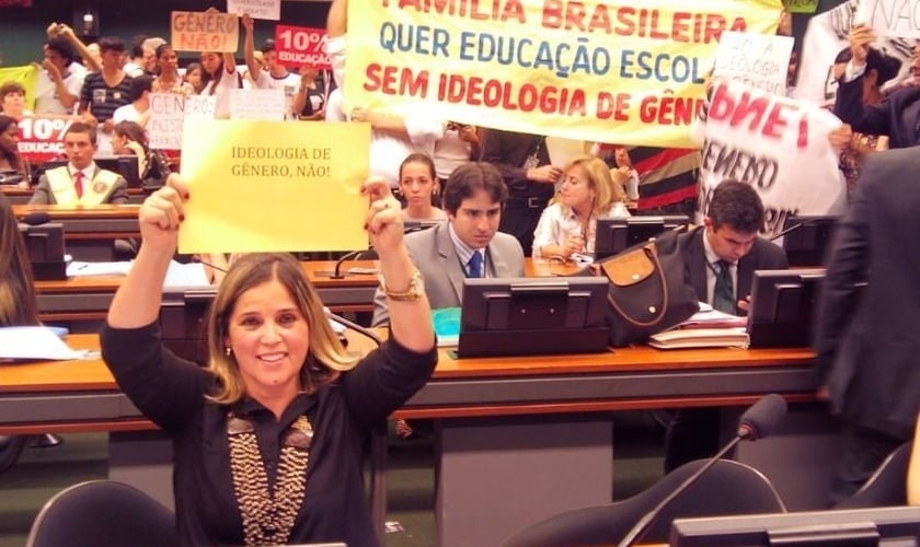 Marisa Lobo (à frente) protesta contra a ideologia de gênero em sessão da Câmara. (Foto: Arquivo Pessoal)
