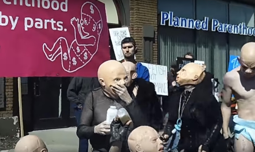 O protesto foi realizado por satanistas que se vestiram de "bebês sadomasoquistas". (Foto: Reprodução/YouTube)
