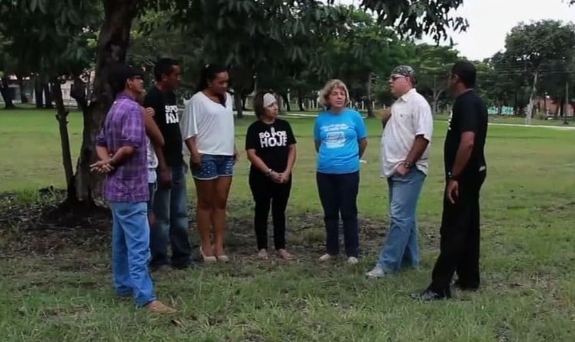 Pastor Nelson Massambani (camisa branca) é pastor, lidera o ministério Celebrando Restauração na Fundação Batista Central, trabalhando com a ressocialização de presidiários e dependentes químicos. (Foto: G1)