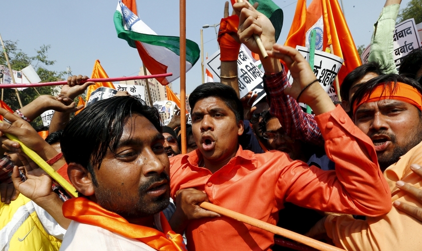 Ativistas hindus durante protesto em Nova Deli, na Índia, no dia 24 de fevereiro de 2016. (Foto: Reuters / Adnan Abidi)