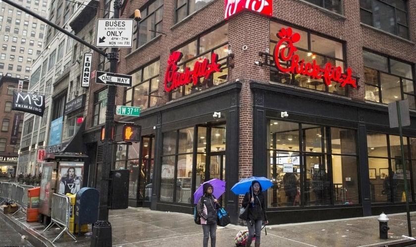 Pedestres passam em frente a uma das lojas da rede Chick-Fil-A, em MidTown, Nova York. (Foto: Reuters)