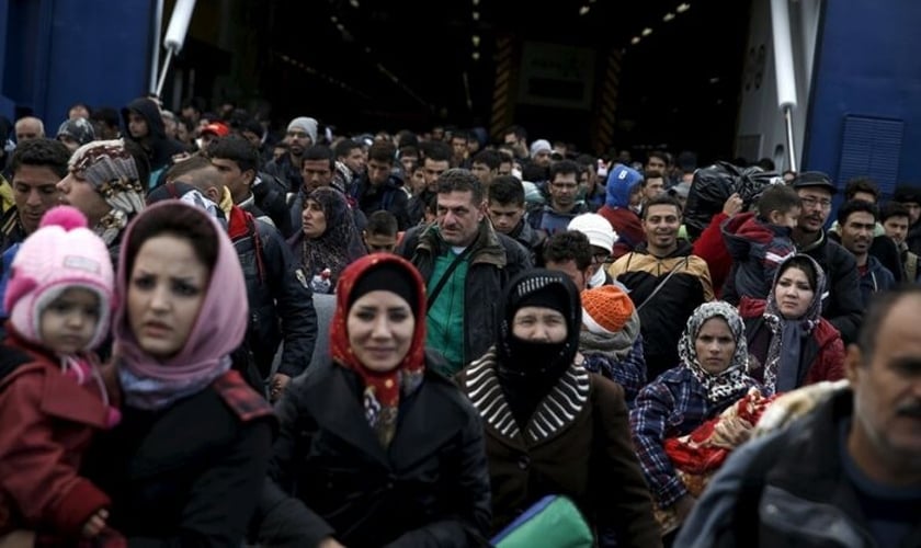 Refugiados sírios chegam a bordo de uma balsa de passageiros ao porto de Pireu, em Atenas, Grécia, no dia 29 de outubro de 2015. (Foto: Reuters)