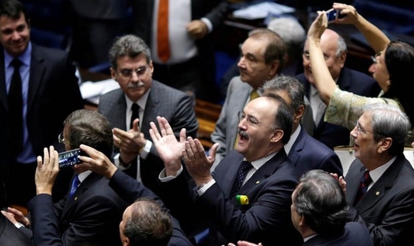 Favoráveis ao impeachment, senadores aplaudem resultado da votação. (Foto: Ueslei Marcelino / Reuters)
