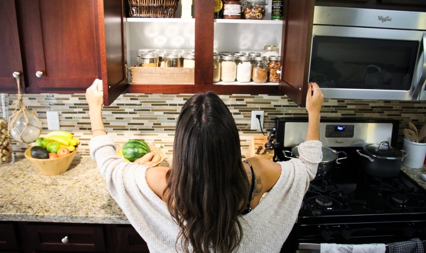 Para saber equilibrar as refeições, as nutricionistas Yareri Sandoval e Elizabeth Foz propõem oito produtos básicos. (Foto: Reprodução)