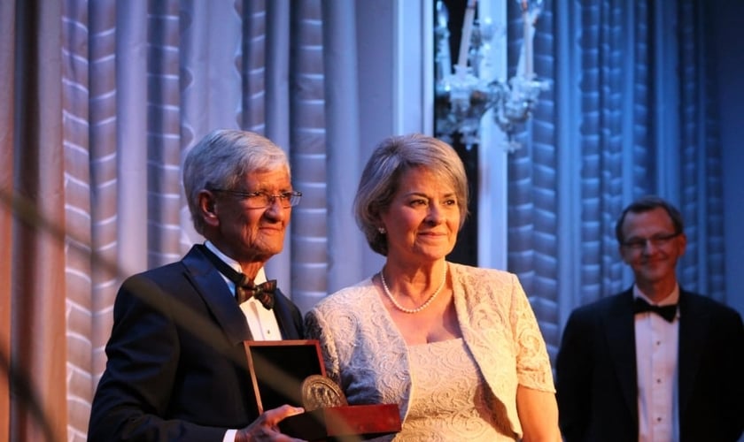 Armando Valladares (esquerda) e sua esposa Martha (direita), durante o recebimento do prêmio Medalha de Canterbury, pela perseguição religiosa que sofreu por 22 anos em Cuba. (Foto: Christian Post)