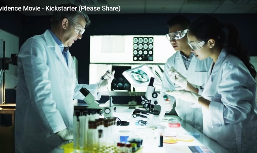 Em trecho do novo documentário de Stephens, médicos avaliam evidências de curas milagrosas em laboratório. (Imagem: Youtube)