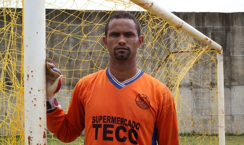 Bruno aproveita o campo da Apac para continuar treinando como goleiro. (Foto: Globo Esporte)