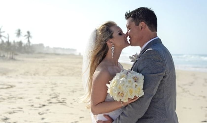 Deborah e o noivo, Danny, celebraram a união em um resort em Punta Cana. (Foto: Ocean Photo Studio/Divulgação)