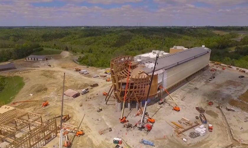 Os criadores não estão se preparando para um dilúvio real, já que a embarcação não pode flutuar. (Foto: Reprodução/Youtube)