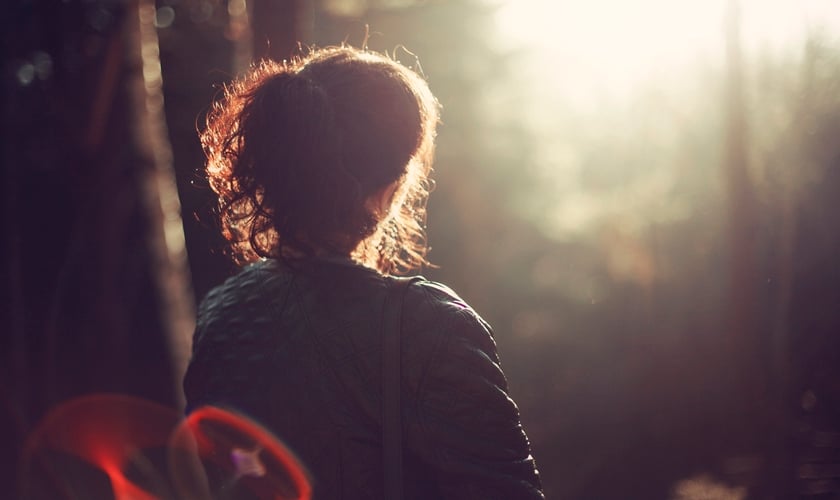 Depois de viver quase 25 anos como lésbica, Michelle finalmente encontrou o amor inegável e indescritível de Jesus. (Foto: Pexels)