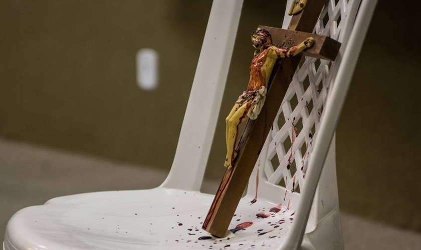 Imagem de Jesus Cristo crucificado, já respingada pelo sangue do ator Ari Areia. (Foto: Junior Ratts)