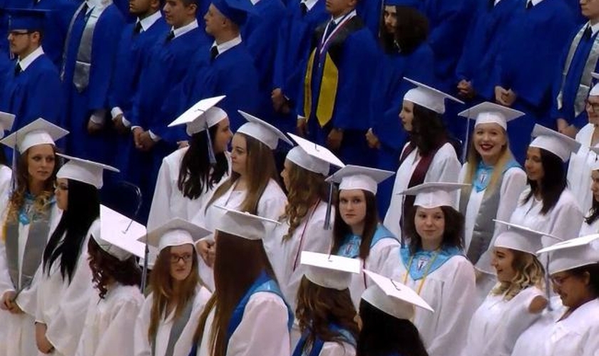 Alunos da escola 'East Liverpool' durante cerimônia de formatura. (Foto: NBC)