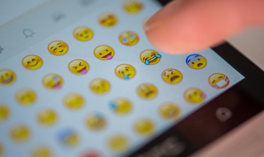 A “Bíblia Emoji”, voltada à nova geração, estará disponível no iTunes (somente em inglês) a partir do próximo domingo. (Foto: AP/Matthias Balk)