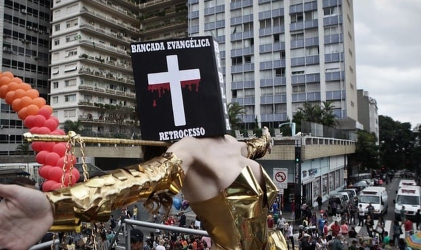 Viviany Beleboni mostra sua fantasia ao público na Avenida Paulista. (Foto: Caio Kenji/G1)