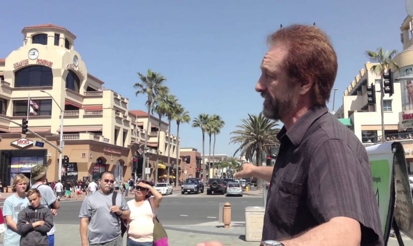Ray Comfort é evangelista e cientista criacionista, apresentador do programa de TV "O Caminho do Mestre". (Imagem: Youtube)