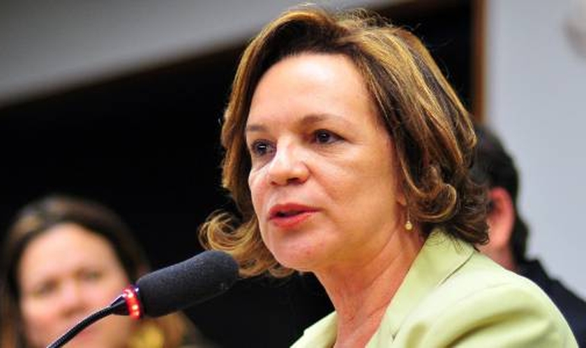 Fátima Lucia Pelaes será oficialmente nomeada pela gestão Temer como a Secretária de Mulheres, mas já participou de um evento ao lado do novo presidente em exercício. (Foto: Pinterest)