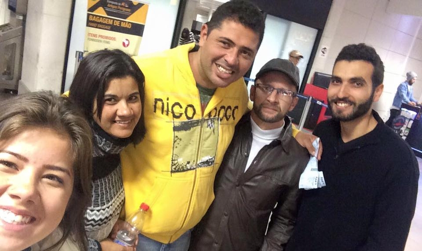 O rapaz foi convidado para uma conversa, mas ele deu de ombros recusando o convite. (Foto: Notícias Adventistas).