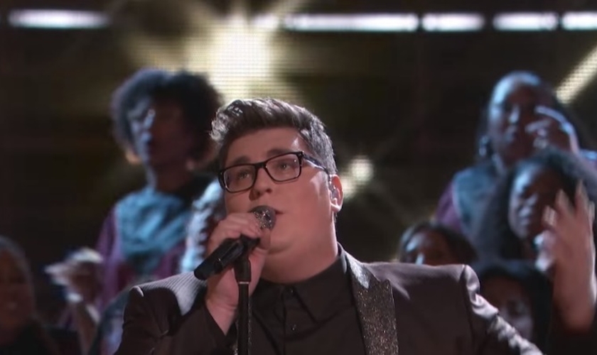 Em novembro de 2015, o cantor interpretou um hino conhecido como "Tú És Fiel, Senhor" e provocou uma reação surpreendente no público. (Foto: Reprodução).