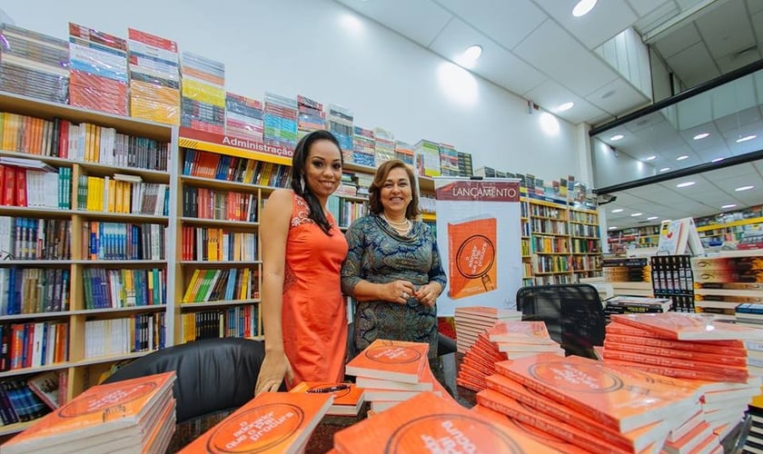 As autoras Christine Hael e Monica B. Bonze refletem sobre a verdadeira adoração. (Foto: Reprodução/Facebook)