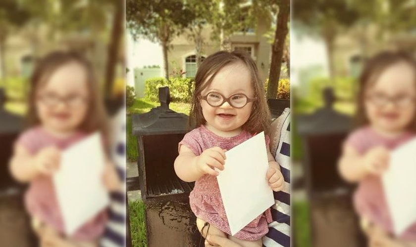 Com a ajuda de sua filha de apenas 1 ano e 3 meses, a pequena Emersyn Faith, a mãe Courtney Baker colocou a carta na caixa do correio, no final de maio. (Imagem: In USA News)