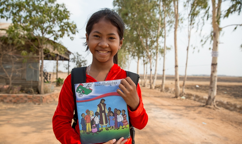 Thida relata que a decisão de entregar a vida para Jesus mudou também a relação dela com seus pais. (Foto: Samaritan Purse).