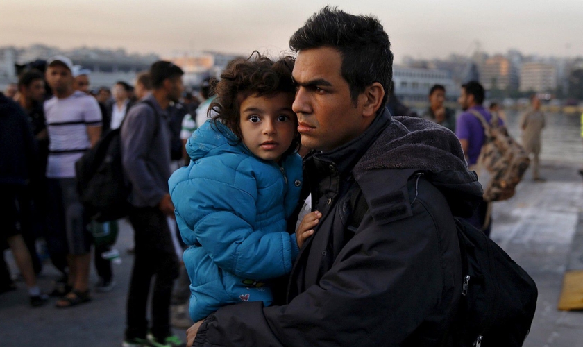 Refugiados sírios desembarcando no porto de Pireu, próximo à Atenas, na Grécia. (Foto: Reuters / Yannis Behrakis)