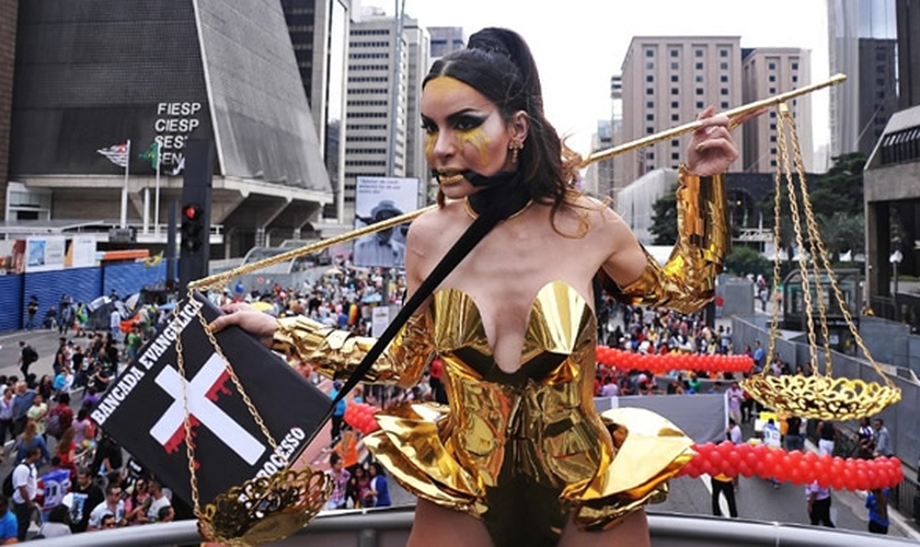 Transexual Viviany Beleboni desfilou na Parada Gay (2016) com uma representação da Bíblia que parece amordaçá-la. (Foto: Cenag)