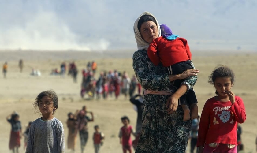 O Estado Islâmico tem invadido cidades e obrigado minorias étnicas e religiosas a fugirem de suas terras / casas. (Foto: Reuters)