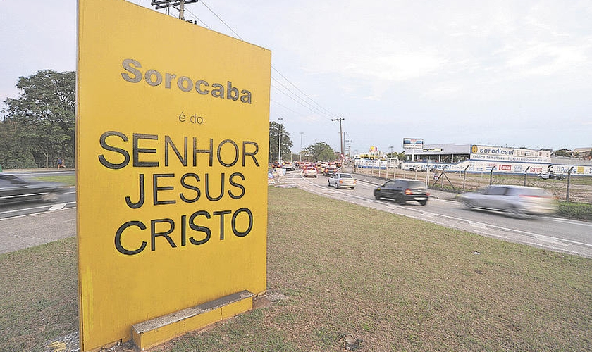 O totem foi instalado em 2006, na entrada da cidade pela rodovia Senador José Ermírio de Moraes, também conhecida como 'Castelinho'. (Foto: G1)