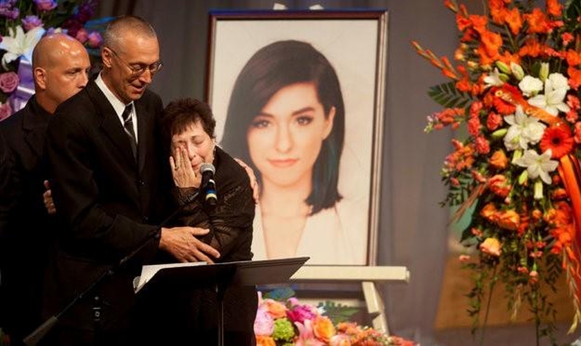 A cerimônia foi acompanhada por membros de sua família, incluindo seu pai, Albert Grimmie, que falou, emocionado, que sua fé continua firme em Deus, apesar da dura perda. (Foto: Reuters)