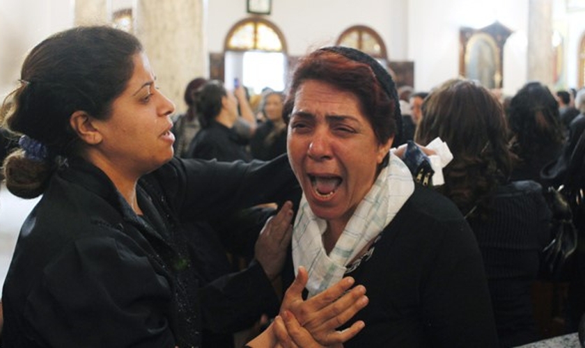 Cristã copta chora durante funeral de vítimas de um ataque no Cairo, em 2011. (Foto: Reuters)