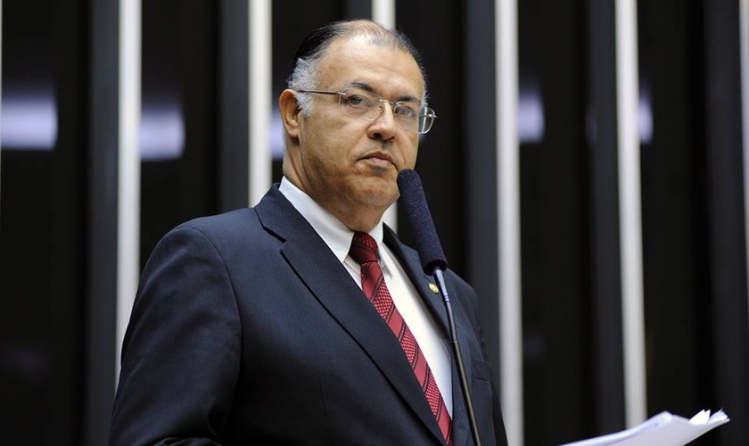 Pastor Eurico pontua que o projeto não tem a pretensão de oferecer “cura” para a homossexualidade. (Foto: Leonardo Prado/Câmara dos Deputados).