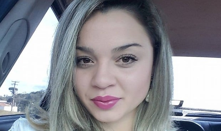 Jovem tinha 21 anos e estava no segundo mês de gestação quando teve hemorragia cerebral (Foto: Reprodução/Facebook)