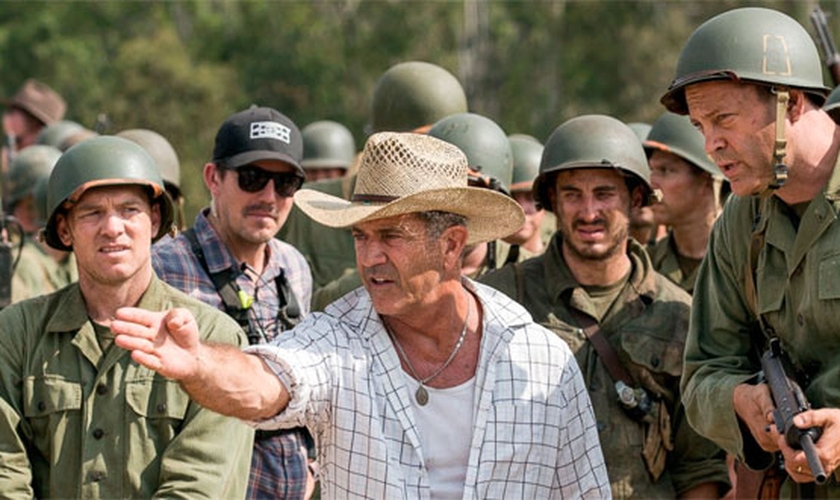 Mel Gibson dirigindo cenas de Hacksaw Ridge. (Foto: JC Magazine)