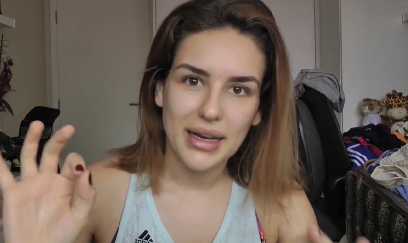 A youtuber se referiu a Deus com um grande número de palavrões. (Foto: Reprodução/YouTube)