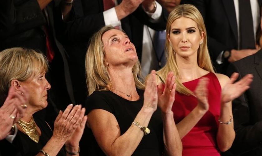 Carryn Owens (centro) havia ganhado uma nova amiga antes que deu marido fosse morto em uma batalha militar. (Foto: Reuters).