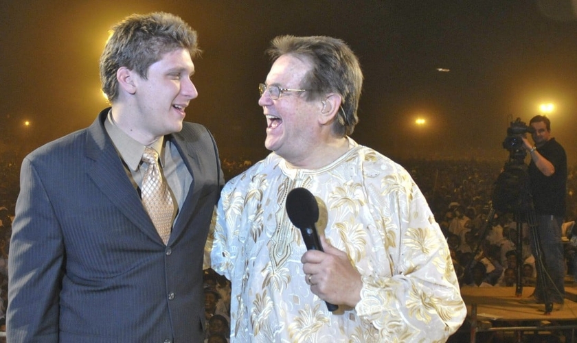 O evangelista líder do CfaN, Daniel Kolenda (esquerda), foi escolhido para suceder Bonnke (direita). (Foto: Reprodução).