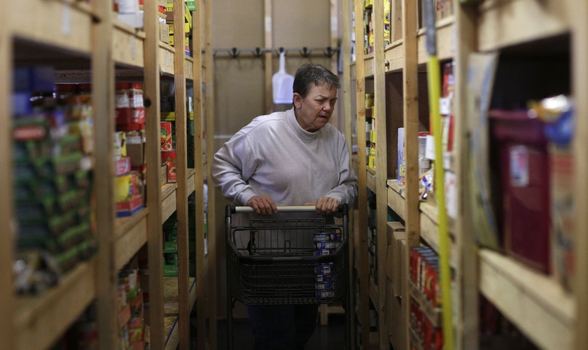 Vicki Seagel, de 61 anos, trabalha diariamente para garantir alimento às famílias. (Foto: Isaac Smith/The Southern)