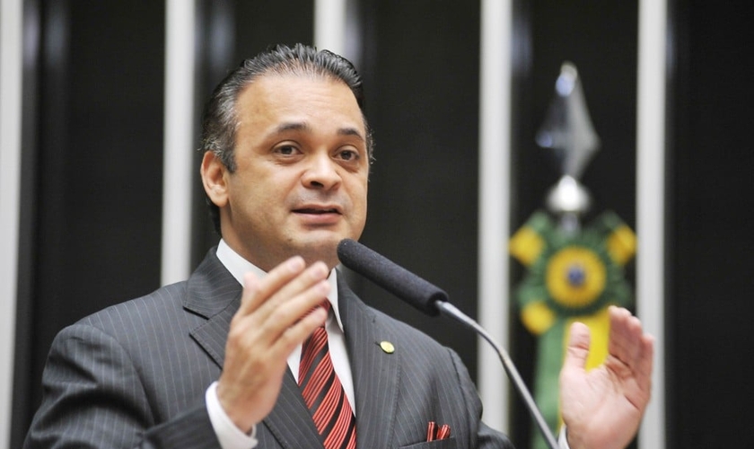 Roberto de Lucena é deputado federal pelo PV - SP e tem combatido a legalização das drogas no Brasil. (Foto: Divulgação)